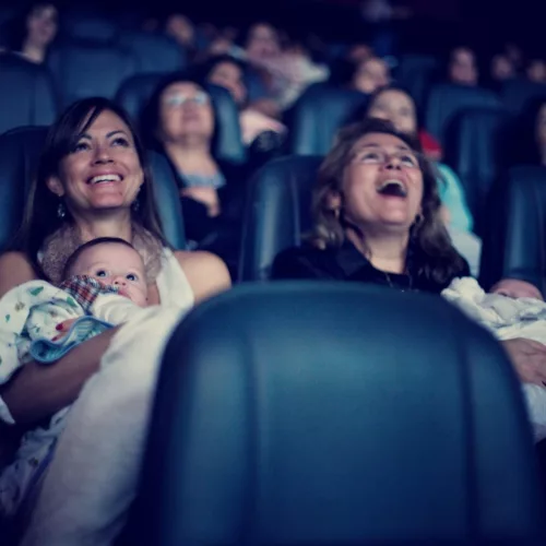 No CineMaterna, as salas são adaptadas, visando o conforto tanto dos pais quanto dos filhos. Foto: Divulgação