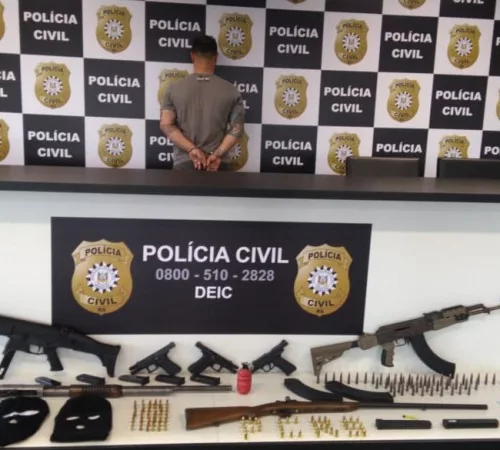 As armas foram encontradas no forro de uma residência. Foto: Divulgação/Polícia Civil