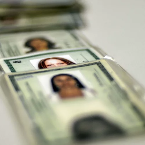 Modelo antigo da carteira de identidade será expedido até fevereiro. Foto: Agência Brasil
