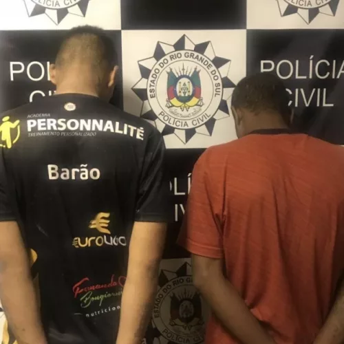 Dupla foi presa em flagrante na Vila Tamanca. Foto: Divulgação/Polícia Civil