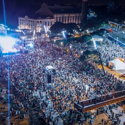 Imagem aérea mostra multidão acompanhando a festa de réveillon no Guaíba. Crédito: Jefferson Bernardes/ PMPA