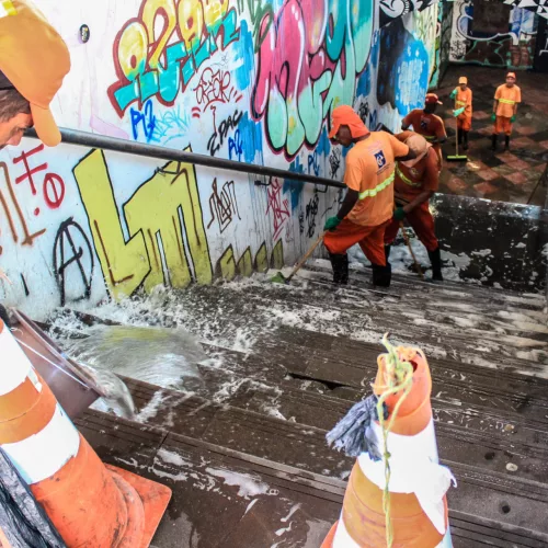 Porto Alegre, RS Equipe do DMLU realiza mutirão de limpeza no Terminal Triângulo. Foto: Bárbara Sanguin/DMLU 