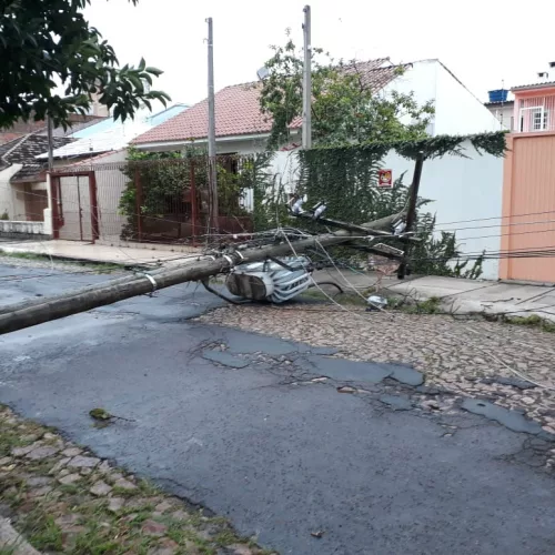 Via bloqueada por um poste na Rua Vicente Ferreira Gomes, na Capital. Foto: Divulgação/EPTC