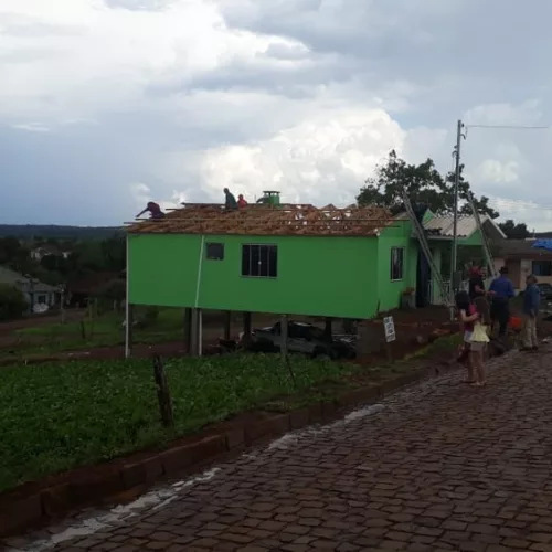 Pelo menos 40 casas ficaram destelhadas.  Foto: Divulgação/Bombeiros Voluntários de Barracão