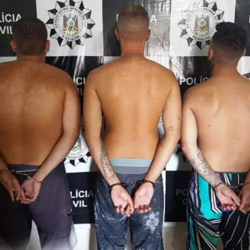 Trio foi preso com  porções de maconha, crack, cocaína e dinheiro. Foto: Divulgação/Polícia Civil