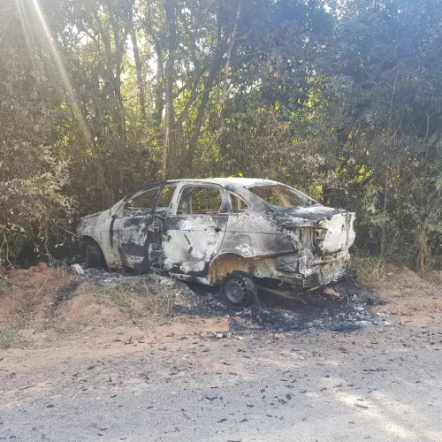 Carro usado pela vítima foi encontrado queimado. Crédito: Polícia Civil / Divulgação