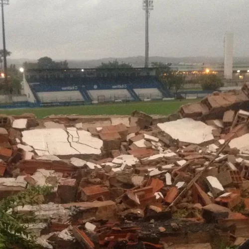 No Estádio Cristo Rei, em São Leopoldo, 30 metros de muro foram ao chão com o vento. Foto: Divulgação/Aimoré 
