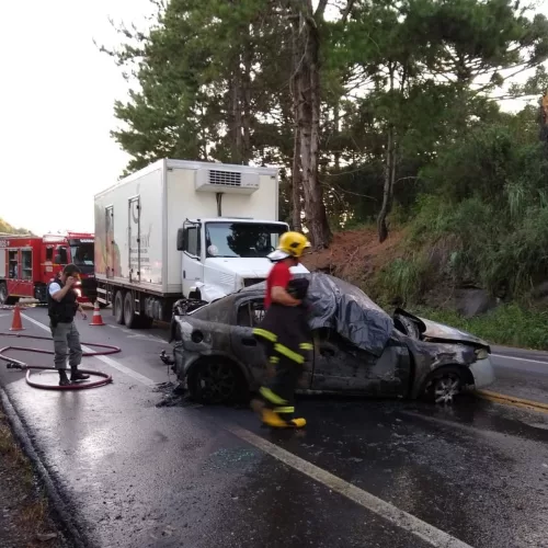 Após a colisão, o veículo pegou fogo e os dois ocupantes do veículo morreram no local. Foto: Divulgação/PRE