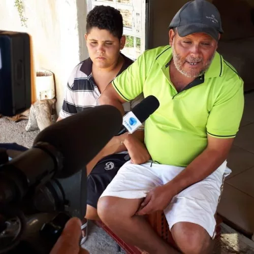 O produtor rural Ronaldo Gomes e o filho Ronan contam como conseguiram escapar da onda de lama em Brumadinho - Rafael Calado/TV Brasil
