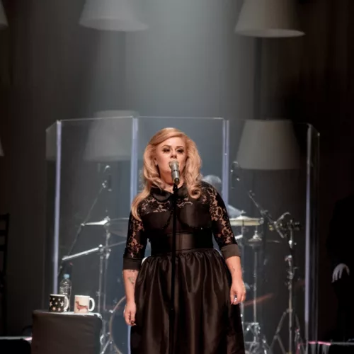 O acordo é válido para alguns shows do ano, iniciando pelo espetáculo “Hello Adele Tribute”, no dia 13 de abril. Foto: Edu Deferrari/Divulgação