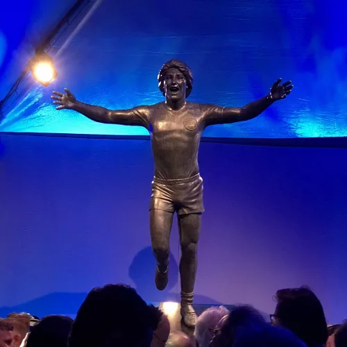 Estátua retratando a comemoração dos gols do Mundial de 1983. Foto: Divulgação/Twitter do Grêmio