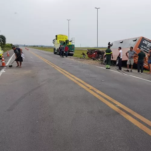 Um Fiat Fiorino, um caminhão e um micro-ônibus se envolveram no acidente. Foto: Divulgação/PRF