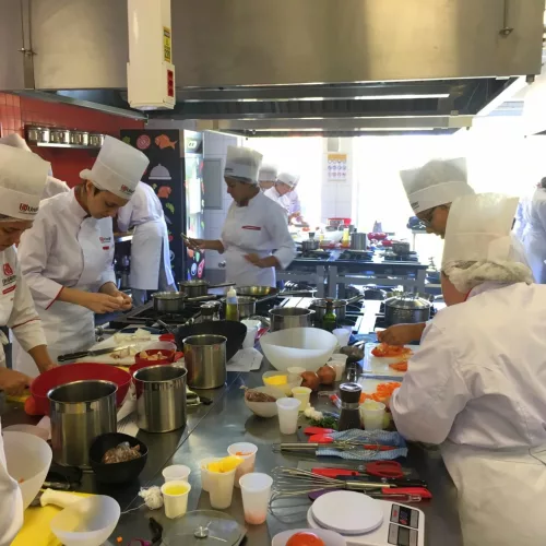 Estudantes do curso de Gastronomia vão cozinhar e entregar cerca de 300 refeições. Foto: Divulgação/UniRitter