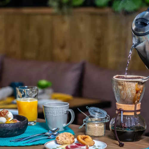 Para quem prefere acordar tarde ou seguir uma agenda mais livre, Wood Hotel oferece mini breakfast até às 17h. Foto: Sérgio Azevedo/Divulgação 