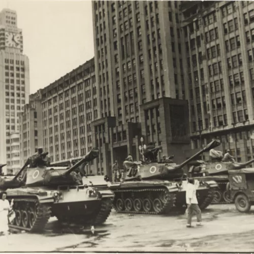 Tanques próximos da estação Central do Brasil, Centro do Rio de Janeiro. <br> Foto: Arquivo Nacional, 02.abr.1964