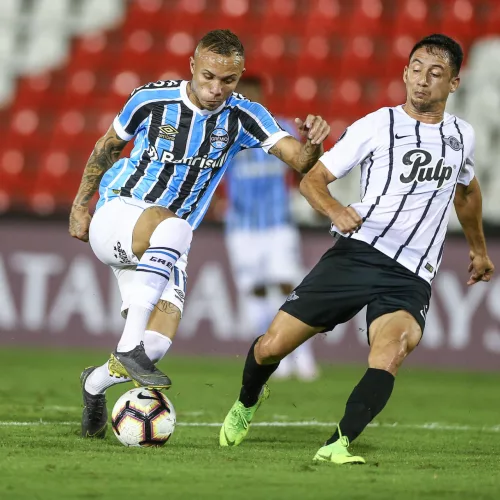 Everton foi autor dos dois gols do Grêmio na partida. Foto: Lucas Uebel/Divulgação