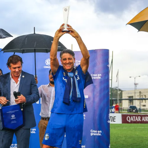  Renato recebeu um troféu das mãos do presidente da Conmebol. Foto: Lucas Uebel/Divulgação