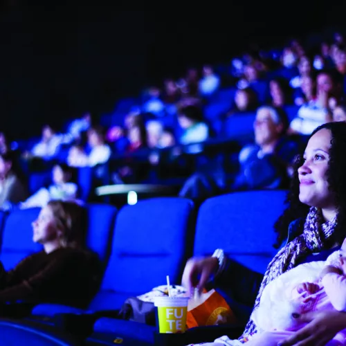 Atração permite que pais e mães vão ao cinema com seus bebês. Foto: Divulgação