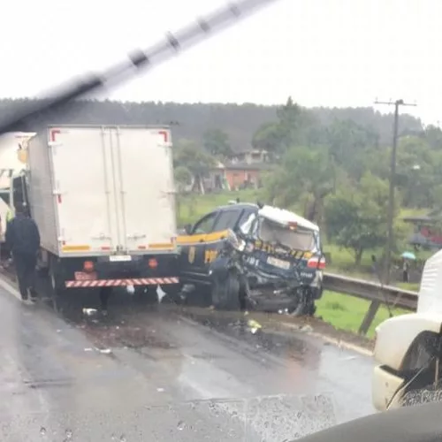Condutor do caminhão colidiu com o veículo na traseira da viatura. Foto: Divulgação/PRF