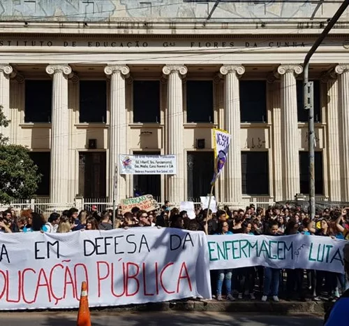 Manifestação em frente o Instituto de Educação, fechado há anos para reformas, que nunca acabam. Crédito: CPERS / Divulgação/