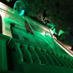 Fachada de prédio histórico iluminada em verde