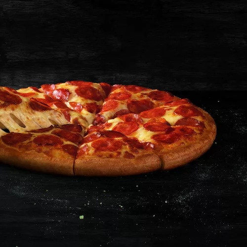 Nova campanha da rede:  na compra da pizza média, o consumidor ganha outra do mesmo tamanho. Foto: Divulgação