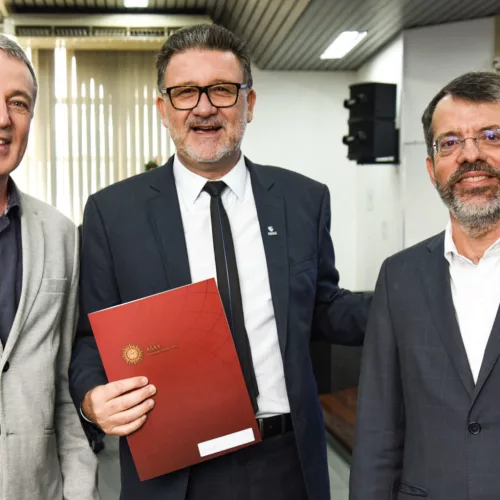 Sandro Rigo, decano da Escola Politécnica da Unisinos, Cleber Prodanov (C), reitor da Feevale, e Nélson Simões, diretor geral da RNP. Foto: Nadine Funck/Universidade Feevale