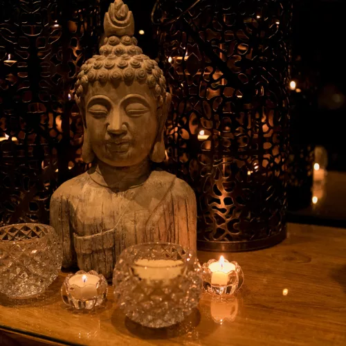 Buda em cima de mesa com velas