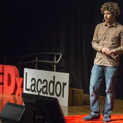 O Youtuber Spartakus Santiago no TEDx em 2018. Foto: Ricardo Jaeger/Divulgação