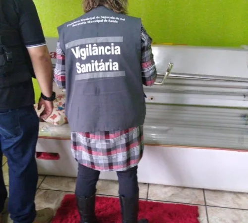 A Vigilância Sanitária de Sapucaia do Sul participou da ação, prestando apoio especializado e interditando o local. Foto: Divulgação/Polícia Civil