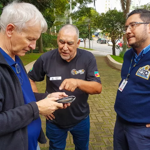 Auxiliado pela EPTC, taxista Luiz Pires entregou a carteira ao aposentado. Foto: EPTC/Divulgação
