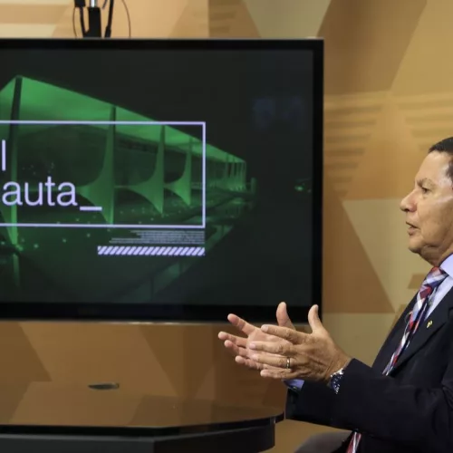 O vice presidente da Republica, Hamilton Mourão,dá entrevista ao programa Brasil em Pauta, da TV Brasil, em Brasília.
