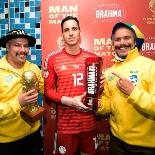 Gaúchos na Copa com o goleiro paraguaio. Foto: Divulgação/Brahma 