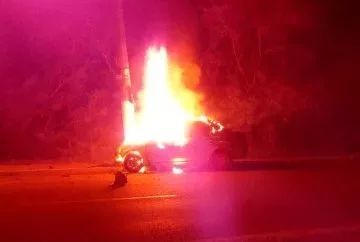 Após colisão, carro pegou fogo. Crédito: Divulgação