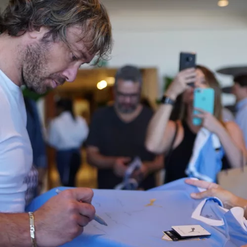 Presente no evento, o jogador uruguaio Diego Lugano deu autógrafos para os fãs. Foto: Divulgação