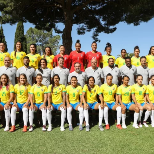 Comissão técnica e jogadoras do Brasil realizam foto oficial para a Copa do Mundo da França. Foto: Divulgação/CBF