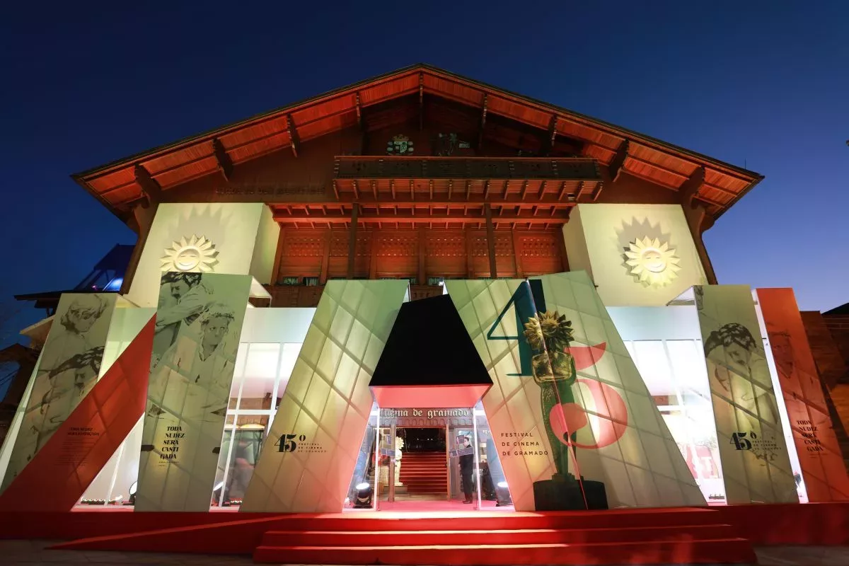 Frente iluminada do Palácio dos Festivais na sua 45ª edição.