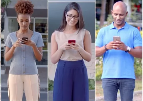 Cinco diferentes pessoas manuseiam um smartphone.