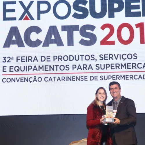 Coordenadora de marketing da Fruki, Jaquelinje Hartmann recebe o troféu. Foto: Carlos Júnior/Acats