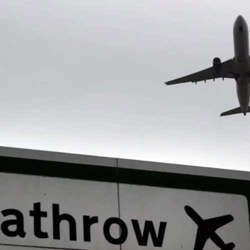 Países vetam voos e isolam Reino Unido para tentar frear mutação do coronavírus