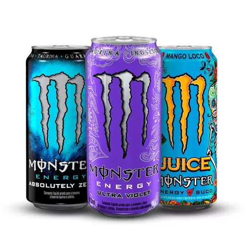 Três latas de energético Monster, uma em violeta, à frente, do lado esquerdo uma em preto com a logomarca iluminada de azul, e a outra, à direita, é em azul claro e logomarca em amarelo.