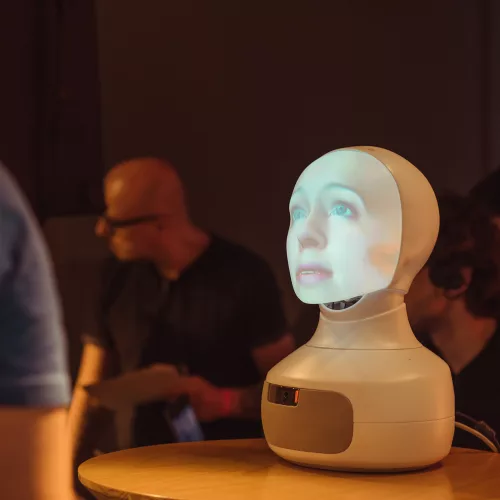 Um cabeça metálica com uma face humana, um robô.