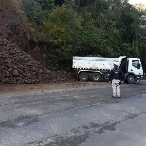 Equipes trabalham para retirar pedras do local. Foto: Divulgação/PRF