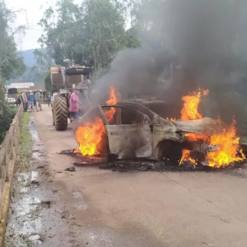 Um dos carros usados na ação foi incendiado. Crédito: Brigada Militar / Divulgação