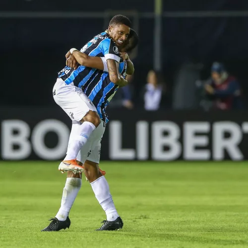 André comemora um dos dois gols que ele fez na partida. Foto: Lucas Uebel/Divulgação