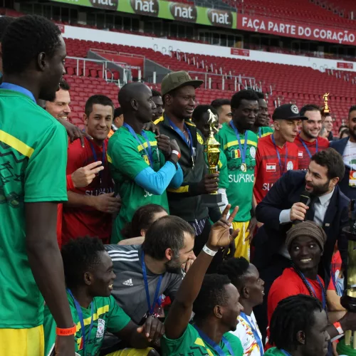 Copa dos Refugiados. O time do Senegal, campeão do ano passado.