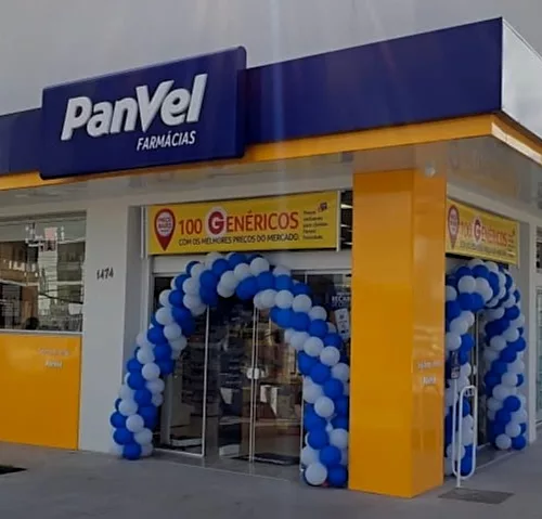Fachada loja Panvel com balões azuis e brancos ao redor da porta.