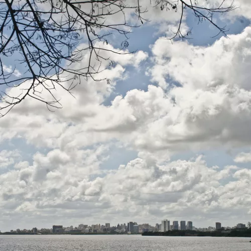 Porto Alegre, RS | 05.abr.2016 | Mais um dia de sol e nuvens | Foto: Betina Carcuchinski/PMPA