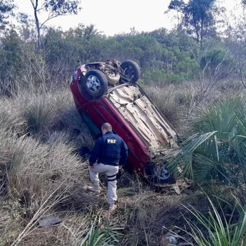 Peugeot 206 capotou após a colisão. Foto: Divulgação/PRF