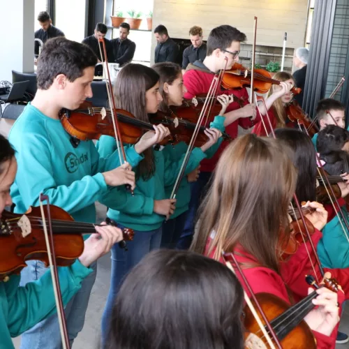 Músicos empunham violinos. Evento contou com a apresentação de músicos do Colégio Sinodal